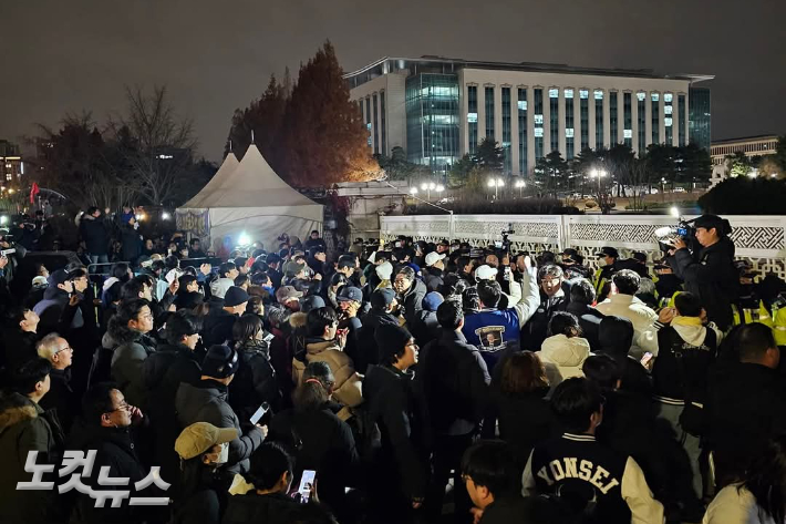 비상계엄이 선포되자 국회 앞으로 모여든 시민들.