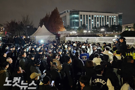 비상계엄이 선포되자 국회 앞으로 모여든 시민들.