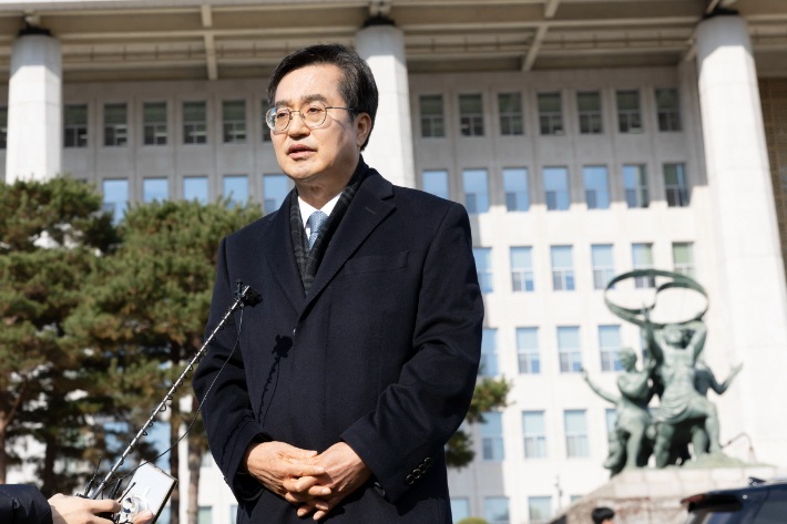 4일 국회 앞에서 기자들에게 백브리핑을 하고 있는 김동연 경기도지사 모습. 경기도 제공