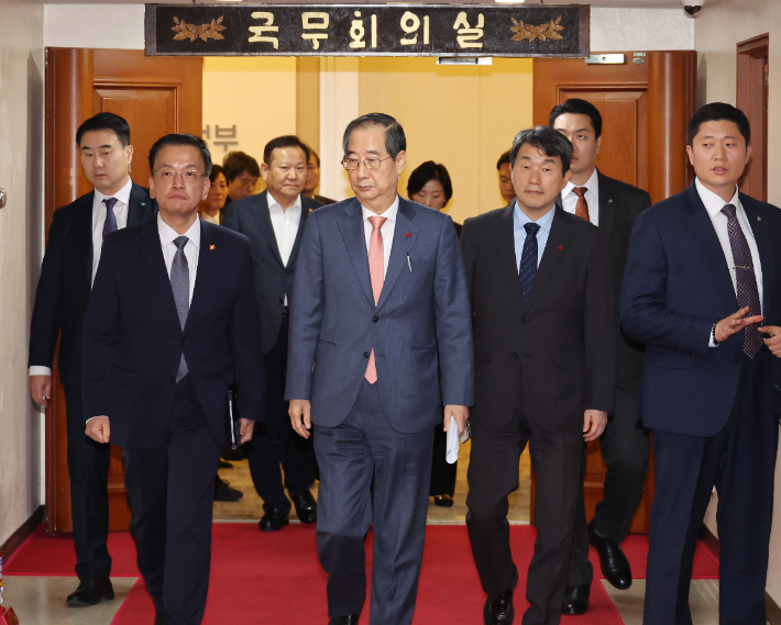 한덕수 국무총리와 관계 장·차관들이 4일 서울 종로구 정부서울청사 국무회의실에서 현안 논의를 마치고 회의장을 나서고 있다. 연합뉴스