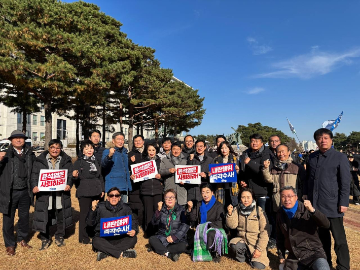 군산시의회 "불법적 계엄 선포 대통령 윤석열 하야하라"