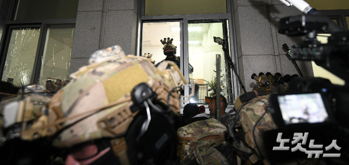 윤석열 대통령이 3일 밤 비상계엄을 선포한 뒤 4일 새벽 계엄군이 서울 여의도 국회 경내로 진입하고 있다. 박종민 기자