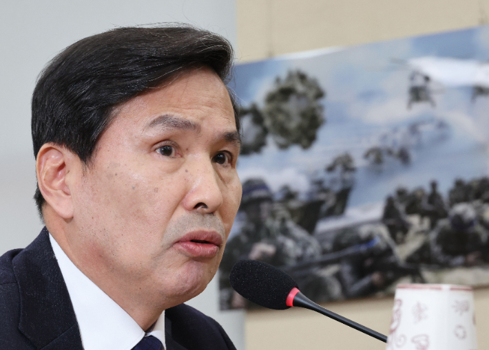 김선호 국방부 차관이 5일 오전 윤석열 대통령의 비상계엄 선포·해제 경위와 관련한 긴급 현안질의가 열린 국회 국방위원회 전체회의에서 답변하고 있다. 연합뉴스