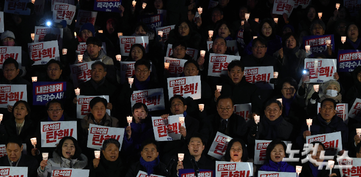 4일 오후 국회 본청 앞에서 열린 '윤석열 대통령 사퇴촉구·탄핵추진 범국민 촛불문화제' 참석자들이 구호를 외치고 있다. 황진환 기자