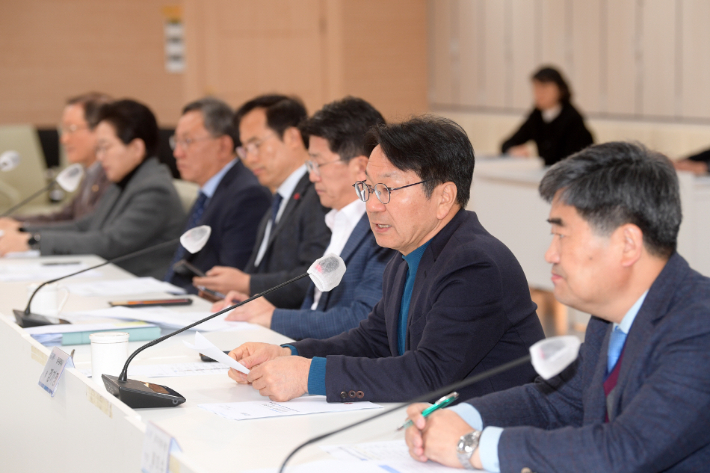 강기정 광주광역시장은 윤석열 대통령의 비상계엄 선포 등 비상정국과 관련, 5일 오전 공공기관장 회의를 주재하고 "시민 일상의 안정을 지키기 위해 각자의 자리에서 최선을 다해달라"고 당부했다. 광주시 제공