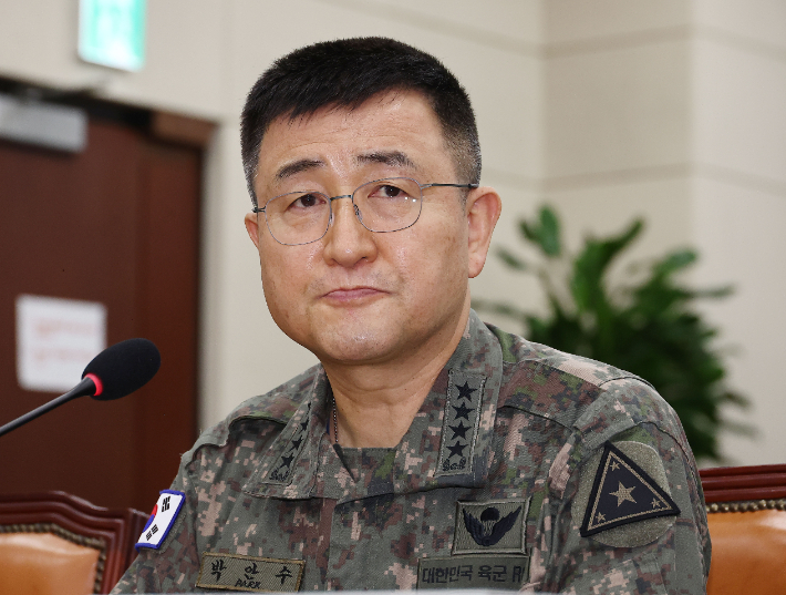 5일 서울 여의도 국회에서 열린 국방위원회 전체회의에 지난 3일 비상계엄 때 계엄사령관을 맡았던 박안수 육군참모총장이 질문을 듣고 있다. 연합뉴스