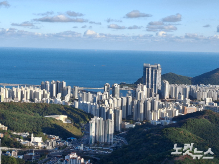 부산지역 아파트 매매가는 하락세를 이어가며 얼어붙었지만, 전세는 상승세를 타며 뜨거운 수요를 드러냈다. 강민정 기자 