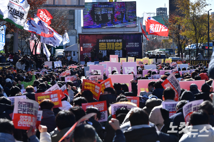 5일 서울 용산구 서울역 앞에서 열린 전국철도노동조합 서울지방본부 총파업 출정식에서 참가자들이 구호를 외치고 있다. 류영주 기자