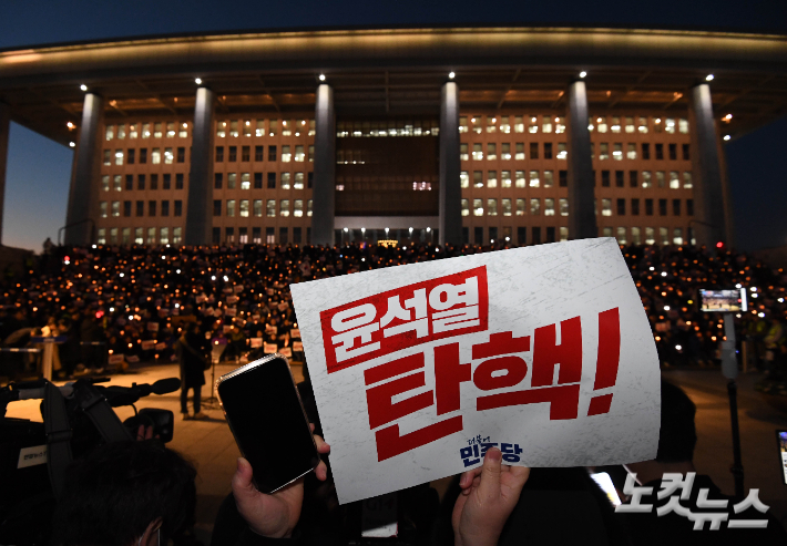 4일 오후 국회 본청 앞에서 열린 '윤석열 대통령 사퇴촉구·탄핵추진 범국민 촛불문화제' 참석자들이 구호를 외치고 있다. 황진환 기자