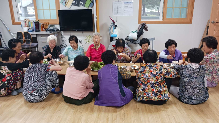 울진지역 한 경로당에서 어르신들이 '행복경로당 반찬 지원사업'을 활용해 식사를 하고 있다. 울진군 제공