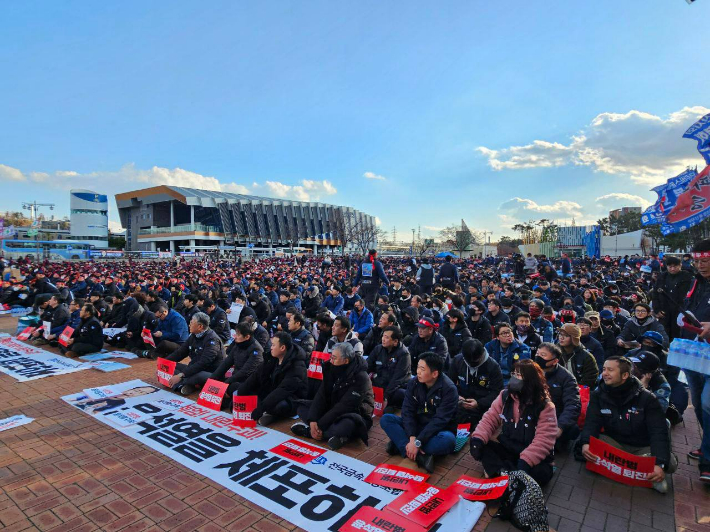 민주노총 울산본부는 5일 오후 3시 울산 남구 태화강역 광장에서 조합원 등 5천 여명이 참석한 가운데 총파업 결의대회를 갖고 거리 행진을 했다. 민주노총 울산본부 제공