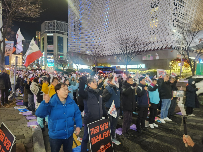 5일 대전 둔산동 윤석열 퇴진 집회. 신석우 기자