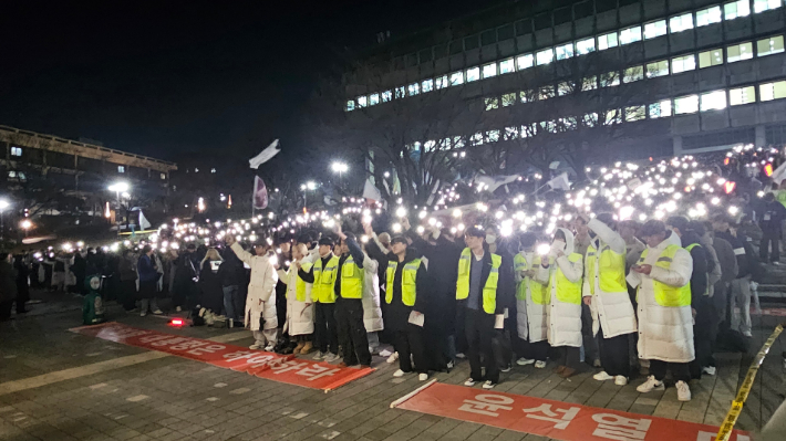 서울대학교 제64대 총학생회는 5일 오후 8시 36분쯤 서울대학교 관악캠퍼스 아크로폴리스 광장에서 재학생의 약 17.457%인 2707명이 참석한 가운데 학생총회를 열었다. 나채영 기자