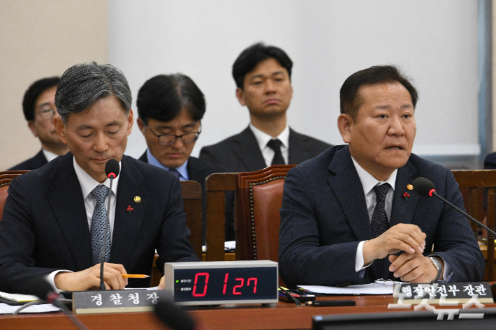이상민 행정안전부 장관이 지난 5일 국회에서 열린 행정안전위원회 긴급 현안질의에서 의원들의 질의에 답하는 모습. 박종민 기자