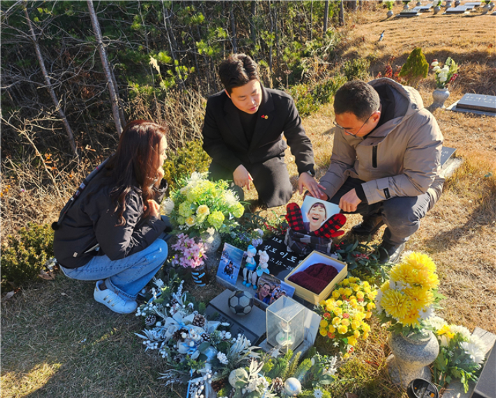 지난 5일 고(故) 이도현 군의 묘소를 찾아 김용래 도의원. 강원도의회 제공