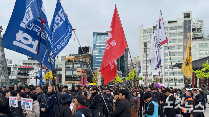 광주 시민사회가 윤석열 대통령이 비상계엄을 선포한 이튿날 광주 5.18 민주광장에서 집회를 열고 있다. 김수진 기자