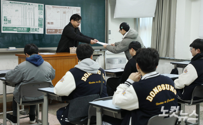 2025학년도 대학수학능력시험(수능) 성적표가 배부된 6일 서울 종로구 동성고등학교에서 고3 수험생들이 성적표를 받고 있다. 사진공동취재단