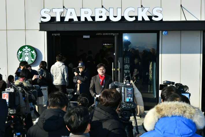 김병수 김포시장이 애기봉 스타벅스 개장 관련 인터뷰를 하고 있는 모습. 김포시 제공