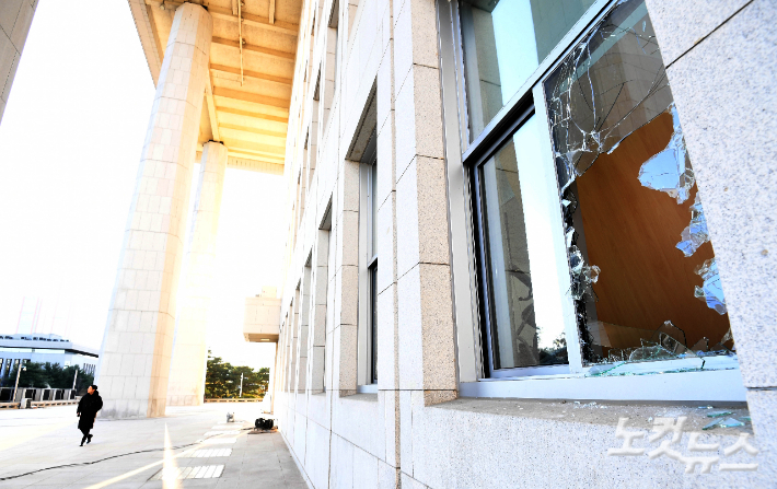 윤석열 대통령이 지난밤 비상계엄을 선포하고 약 2시간 35분 만에 국회 본회의에서 계엄 해제 결의안이 가결된 가운데 4일 오전 국회 본관에 계엄군이 깬 유리창의 모습이 보이고 있다. 황진환 기자