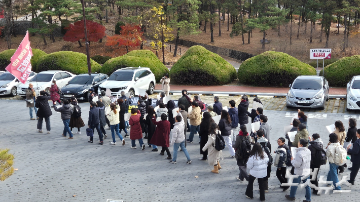 경북대 비상시국회의 소속 교수 학생들이 캠퍼스 내부를 행진하며 윤석열 퇴진구호를 외치고 있다. 이재기 기자 