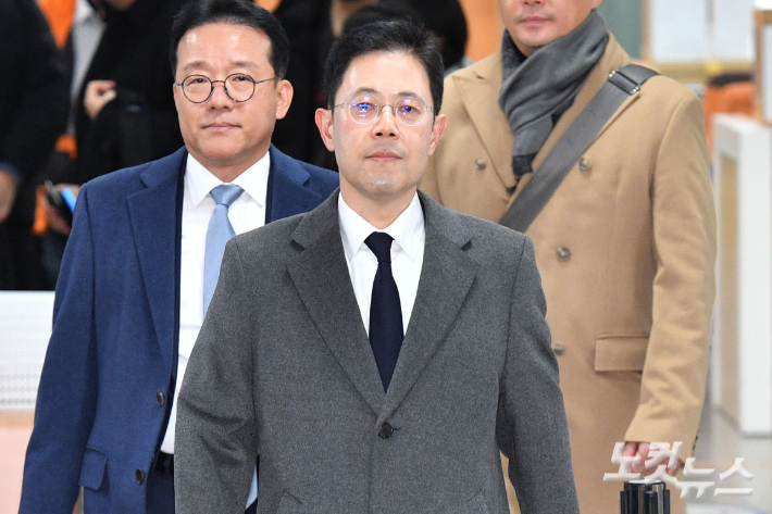 '고발사주' 의혹으로 1심에서 실형을 선고받은 손준성 대구고검 차장검사가 6일 오후 서울 서초구 서울고등법원에서 열린 항소심 선고공판에 출석하고 있다. 류영주 기자