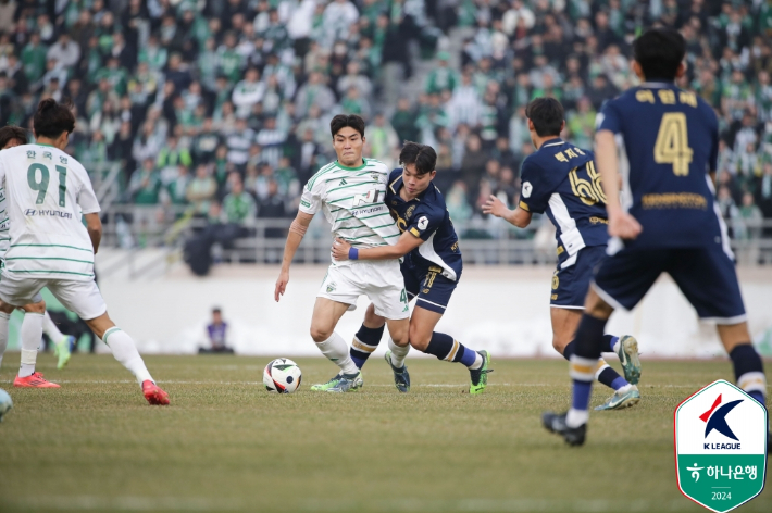 전북 현대와 서울 이랜드의 승강 플레이오프 1차전. 한국프로축구연맹