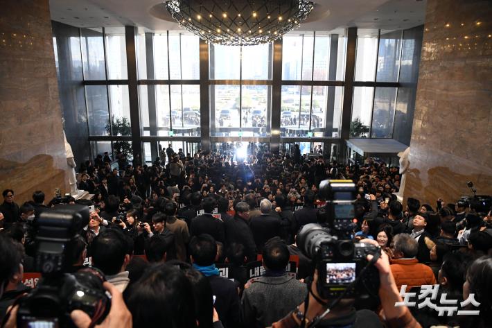 국회 로텐더홀에 모인 야당 의원들