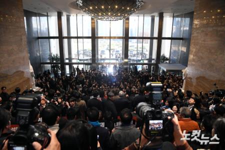 국회 로텐더홀에 모인 야당 의원들