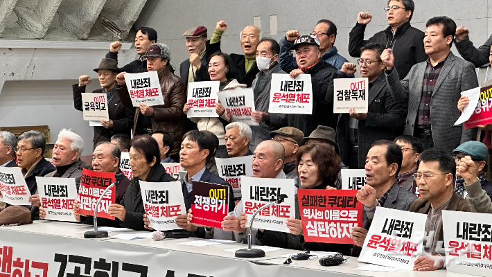 광주전남민주화운동동지회 등 25개 광주·전남 시민사회단체 대표들로 구성한 광주·전남 비상시국회의는 6일 광주 동구 YMCA 무진관에서 기자회견을 열고 "윤석열 탄핵으로 나라를 바로 세우자"고 밝혔다. 김한영 기자