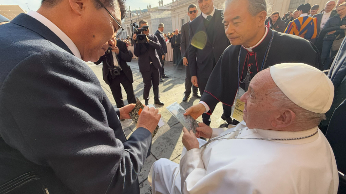 그리스도인일치순례단은  프란치스코 교황와 제리 필레이 세계교회협의회 총무, 바르톨로메오스 정교회세계총대주교에게 평화서신과 '소년이 온다' 소설책을 전달했다. 사진은 프란치스코 교황. 