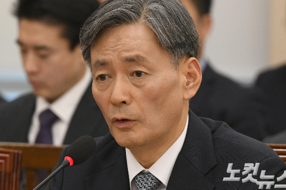 조지호 경찰청장이 5일 국회에서 열린 행정안전위원회 긴급 현안질의에서 의원들의 질의에 답하고 있다. 박종민 기자