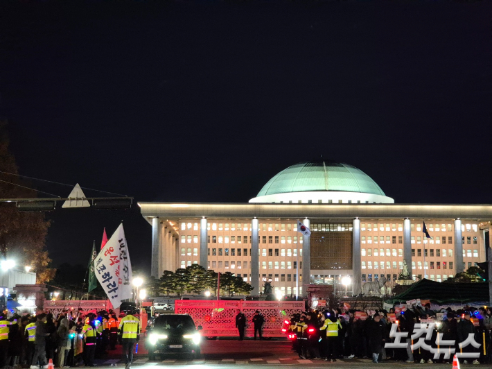 6일 저녁 서울 영등포구 국회의사당 앞에서 열린 '내란범 윤석열퇴진 시민촛불'에서 참가자들이 촛불을 밝히고 있다. 박희영 기자