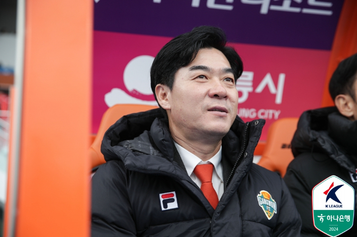 강원FC과 결별하는 윤정환 감독. 한국프로축구연맹