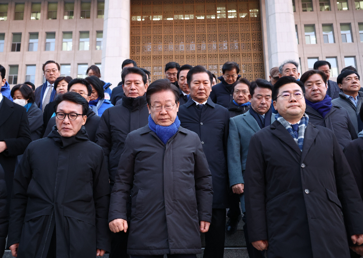 탄핵안 표결 앞둔 민주당. 연합뉴스