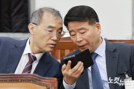 대화 나누는 국정원 황원진 2차장-윤오준 3차장