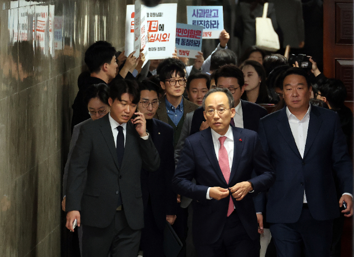 국민의힘 추경호 원내대표가 7일 오전 국회 국민의힘 의원총회 회의장을 나서고 있다. 연합뉴스