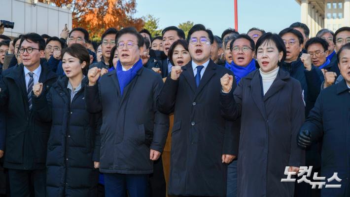 국회 앞 시민 인사 나서는 더불어민주당 의원들