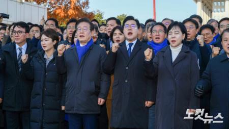 국회 앞 시민 인사 나서는 더불어민주당 의원들