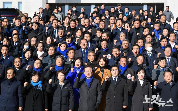 국회 앞 시민들 향하는 더불어민주당 의원들