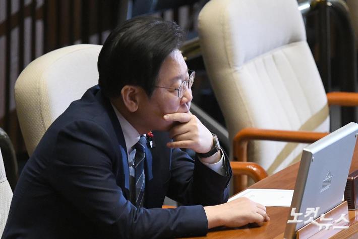 굳은 표정의 이재명