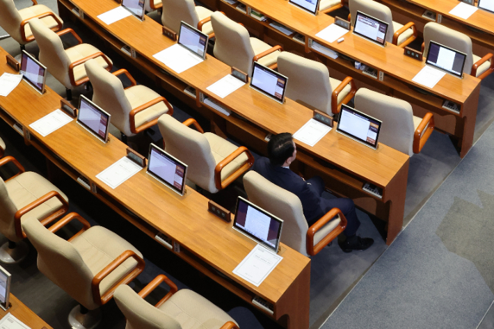 대통령 탄핵안 제안 설명, 안철수 의원 홀로. 연합뉴스