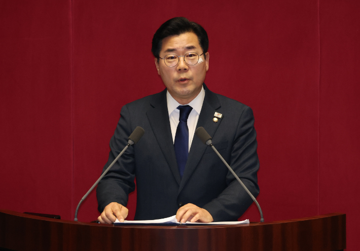 더불어민주당 박찬대 원내대표가 7일 오후 국회 본회의에서 대통령 탄핵소추안에 대한 제안 설명을 하고 있다. 연합뉴스