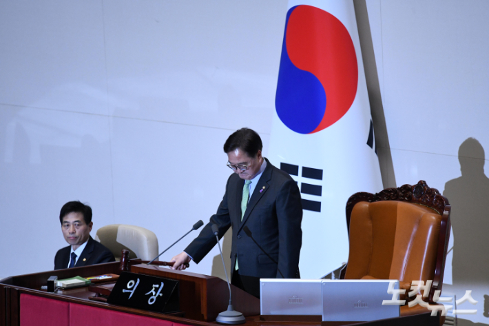 우원식 국회의장이 7일 서울 여의도 국회에서 열린 제418회국회(정기회) 제17차 본회의에서 의사봉을 두드리고 있다. 박종민 기자