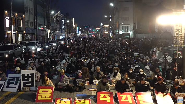 7일 전주 객사 앞 탄핵 집회. 전북CBS노컷뉴스 유튜브 캡처  