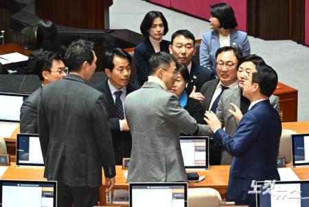 김상욱 의원 격려하는 야당