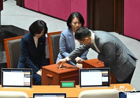 탄핵소추안 투표하는 김상욱 국민의힘 의원