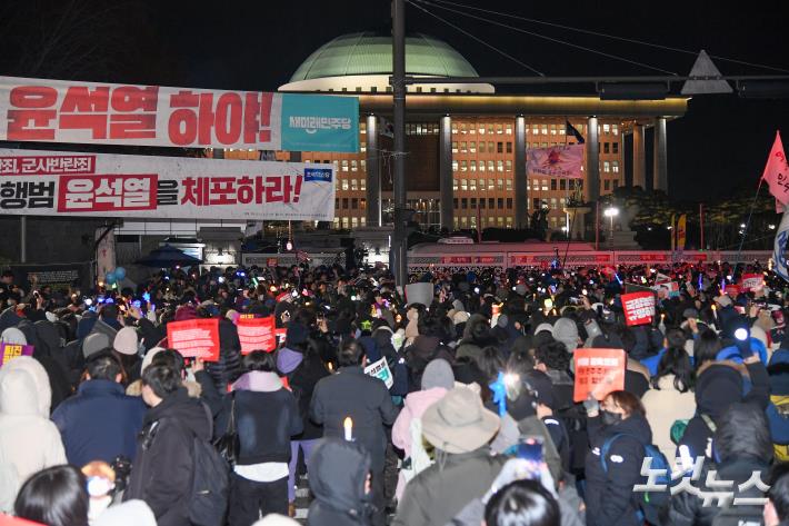 탄핵가결 촉구하는 시민들