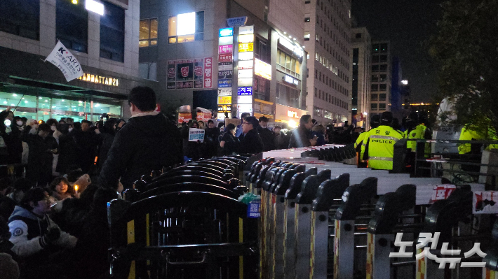 7일 오후 시민들이 국민의힘 당사 앞에 모여 윤석열 대통령 탄핵소추안 국회 표결에 동참할 것을 요구하고 있다. 주보배 기자