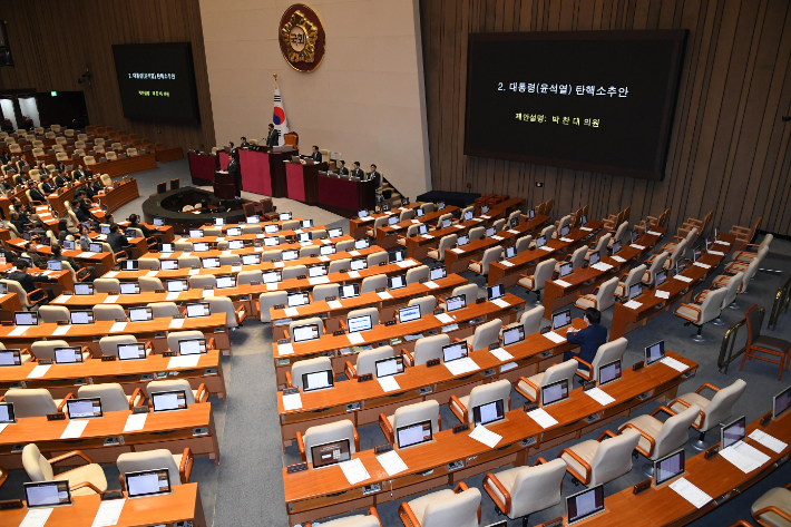 국민의힘 의원들이 7일 서울 여의도 국회에서 열린 제418회국회(정기회) 제17차 본회의에서 윤석열 대통령 탄핵소추안이 상정되자 자리에서 일어나 본회의장에서 퇴장한 가운데 안철수 의원만이 자리를 지키고 있다. 박종민 기자