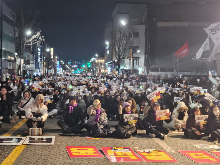 7일 윤석열퇴진 전북운동본부 등에 따르면 윤 대통령에 대한 탄핵소추안 표결이 진행되고 있는 현재까지 전주 중앙동(객사길) 인근에서 1천여 명의 인파가 몰렸다. 김대한 기자